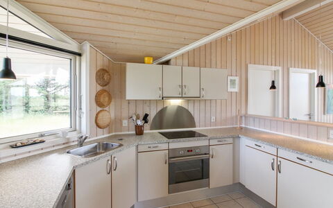 Bengt - 1Km from the Sea: Hout, Meubilair, Appartement, Kamer, Plafond, Beits, Stoel, Hardwood, Vernis, Timmerhout