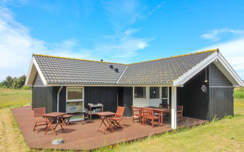 Bengt - 1Km from the Sea: Hout, Meubilair, Appartement, Kamer, Plafond, Beits, Stoel, Hardwood, Vernis, Timmerhout