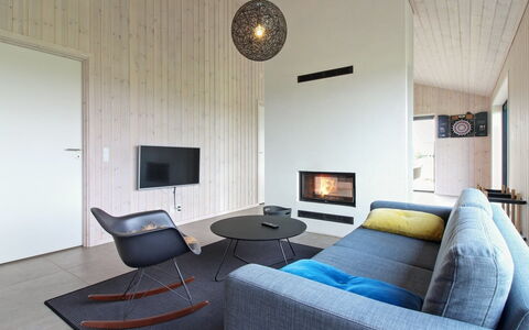 Fannie - 250M from the Sea: Interieur Ontwerp, Meubilair, Flooring, Verdieping, Muur, Bankstel, Woonkamer, Hout, Plafond, Kamer