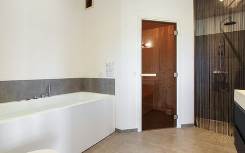 Fannie - 250M from the Sea: Flooring, Verdieping, Muur, Interieur Ontwerp, Hout, Loodgieterswerkinrichting, Badkamer, Loodgieter, Kamer, Plafond