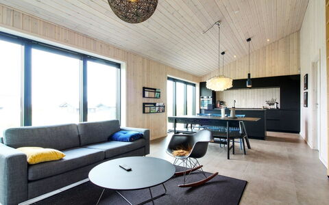 Fannie - 250M from the Sea: Hout, Interieur Ontwerp, Plafond, Woonkamer, Flooring, Meubilair, Bankstel, Houten Vloer, Lichte Inrichting