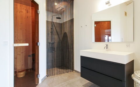 Fannie - 250M from the Sea: Flooring, Verdieping, Interieur Ontwerp, Hout, Loodgieterswerkinrichting, Badkamerkast, Plafond, Badkamer, Verlichting, Loodgieter