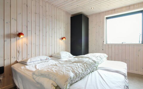 Fannie - 250M from the Sea: Interieur Ontwerp, Muur, Slaapkamer, Hout, Flooring, Plafond, Bed, Verdieping, Laken, Bedding