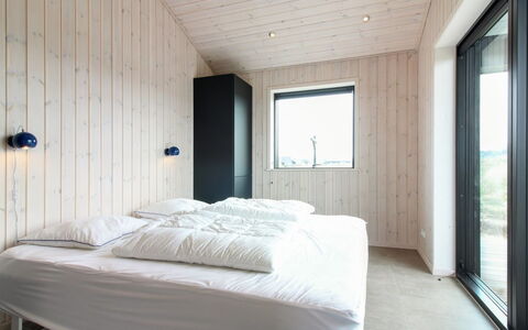 Fannie - 250M from the Sea: Hout, Slaapkamer, Interieur Ontwerp, Plafond, Flooring, Verdieping, Bed, Bedding, Kamer, Laken