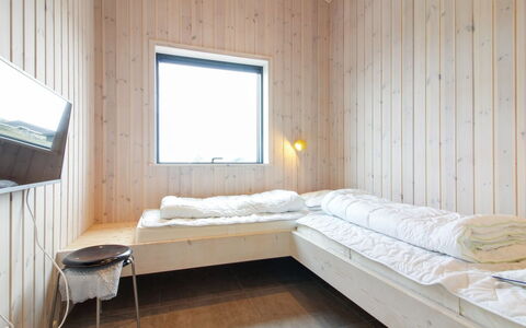 Fannie - 250M from the Sea: Hout, Plafond, Slaapkamer, Verdieping, Laken, Bed, Bedding, Plank, Beits, Hardwood