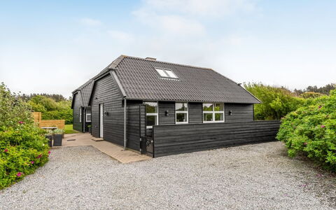 Alfuin - 500M from the Sea: Meubilair, Interieur Ontwerp, Flooring, Hout, Verdieping, Plafond, Houten Vloer, Stoel, Tafel, Verlichting