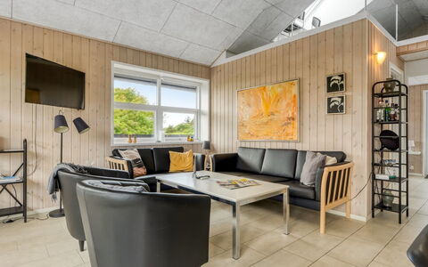 Alfuin - 500M from the Sea: Meubilair, Interieur Ontwerp, Flooring, Hout, Verdieping, Plafond, Houten Vloer, Stoel, Tafel, Verlichting