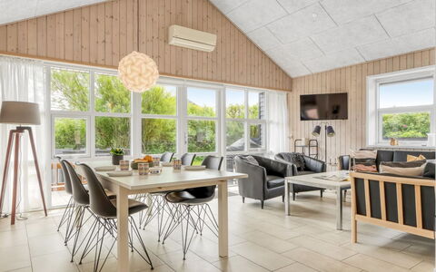 Alfuin - 500M from the Sea: Meubilair, Interieur Ontwerp, Flooring, Hout, Verdieping, Plafond, Houten Vloer, Stoel, Tafel, Verlichting
