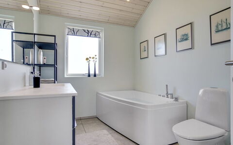 Luci - 500M from the Sea: Huis, Huis, Deur, Dak, Verblijf, Landgoed, Tuin, Schaduw, Siding, Werf