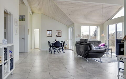 Luci - 500M from the Sea: Huis, Huis, Deur, Dak, Verblijf, Landgoed, Tuin, Schaduw, Siding, Werf
