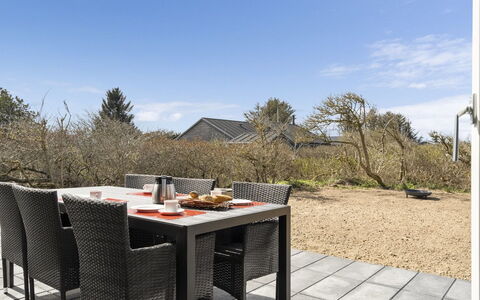 Luci - 500M from the Sea: Huis, Huis, Deur, Dak, Verblijf, Landgoed, Tuin, Schaduw, Siding, Werf
