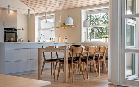 Albina - 844M from the Sea: Meubilair, Flooring, Interieur Ontwerp, Verdieping, Hout, Houten Vloer, Keuken, Plafond, Countertop, Keuken En Eettafel