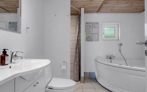 Albina - 844M from the Sea: Loodgieterswerkinrichting, Badkamer, Flooring, Interieur Ontwerp, Verdieping, Wastafel, Plafond, Kraan, Wastafel In De Badkamer, Loodgieter