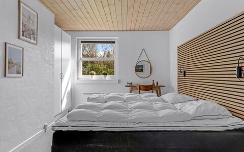 Albina - 844M from the Sea: Slaapkamer, Bed, Muur, Interieur Ontwerp, Hout, Bedding, Laken, Flooring, Plafond, Meubilair