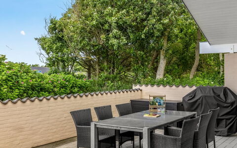 Albina - 844M from the Sea: Meubilair, Buitenmeubels, Buitentafel, Tafel, Stoel, Patio, Schaduw, Tuin, Bloempot