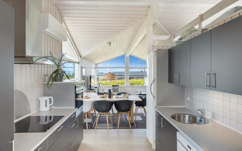 Marjanna - 350M from the Sea: Huis, Plafond, Keuken, Keuken En Eettafel, Stoel, Countertop, Hardwood, Beits, Schaduw, Ontwerp