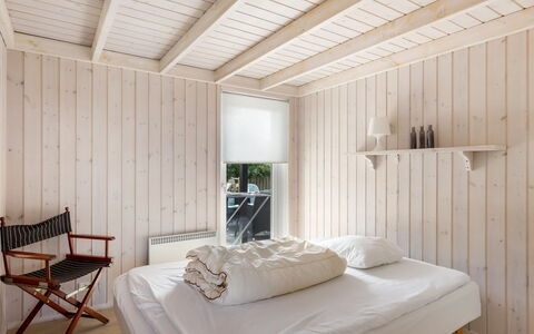 Marjanna - 350M from the Sea: Muur, Meubilair, Flooring, Hout, Slaapkamer, Interieur Ontwerp, Verdieping, Plafond, Bed, Laken