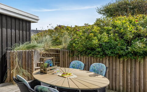 Marjanna - 350M from the Sea: Hout, Struik, Meubilair, Buitenmeubels, Tuin, Bloempot, Stoel, Buitentafel, Backyard