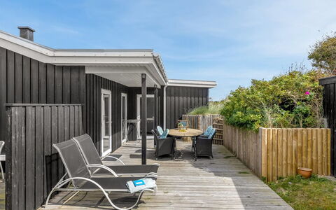 Marjanna - 350M from the Sea: Hout, Huis, Veranda, Hardwood, Dek, Deur, Plank, Schaduw, Siding, Beits