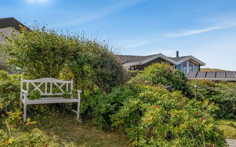 Marjanna - 350M from the Sea: Vegetation, Struik, Plantengemeenschap, Tuin, Huis, Groundcover, Verblijf, Landgoed, Landscaping
