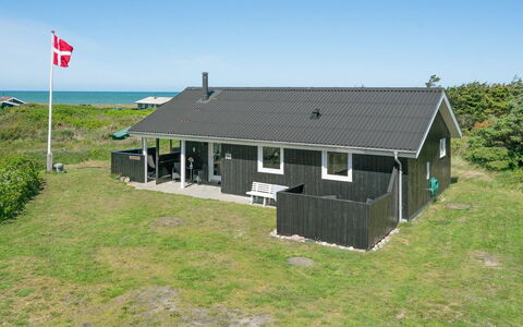 Hubert - 150M from the Sea: Huis, Huis, Deur, Dak, Verblijf, Landgoed, Tuin, Schaduw, Siding, Werf