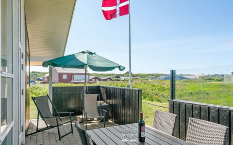 Hubert - 150M from the Sea: Huis, Huis, Deur, Dak, Verblijf, Landgoed, Tuin, Schaduw, Siding, Werf