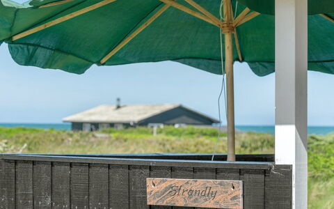 Hubert - 150M from the Sea: Huis, Huis, Deur, Dak, Verblijf, Landgoed, Tuin, Schaduw, Siding, Werf