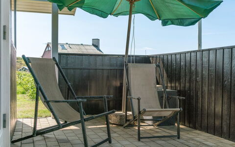 Hubert - 150M from the Sea: Huis, Huis, Deur, Dak, Verblijf, Landgoed, Tuin, Schaduw, Siding, Werf