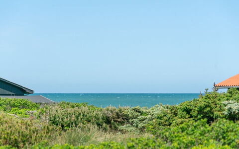 Hubert - 150M from the Sea: Huis, Huis, Deur, Dak, Verblijf, Landgoed, Tuin, Schaduw, Siding, Werf