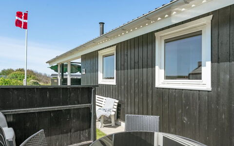 Hubert - 150M from the Sea: Huis, Huis, Deur, Dak, Verblijf, Landgoed, Tuin, Schaduw, Siding, Werf
