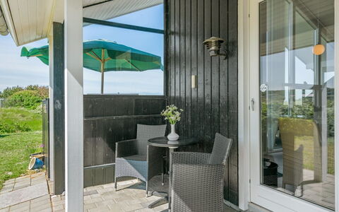 Hubert - 150M from the Sea: Huis, Huis, Deur, Dak, Verblijf, Landgoed, Tuin, Schaduw, Siding, Werf