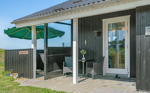 Hubert - 150M from the Sea: Huis, Huis, Deur, Dak, Verblijf, Landgoed, Tuin, Schaduw, Siding, Werf
