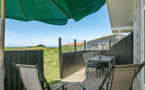 Hubert - 150M from the Sea: Huis, Huis, Deur, Dak, Verblijf, Landgoed, Tuin, Schaduw, Siding, Werf
