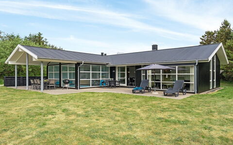 Aiyana - 530M from the Sea: Verblijf, Gazon, Schaduw, Landgoed, Werf, Veranda, Boerderij, Garden Gebouwen, Outdoor Structuur, Siding