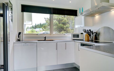 Aiyana - 530M from the Sea: Keuken, Toestel Van De Keuken, Countertop, Interieur Ontwerp, Cabinetry, Major Appliance, Flooring, Huishoudapparatuur, Huis, Verlichting