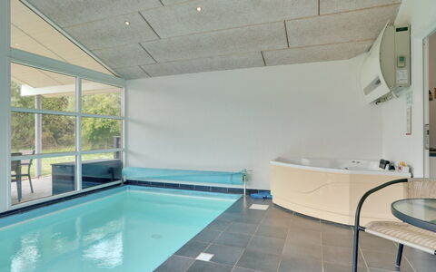 Aiyana - 530M from the Sea: Flooring, Interieur Ontwerp, Plafond, Verdieping, Meubilair, Kamer, Glas, Loodgieterswerkinrichting, Bad, Zwembad