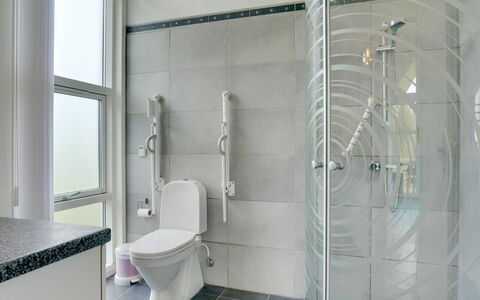 Aiyana - 530M from the Sea: Flooring, Interieur Ontwerp, Badkamer, Verdieping, Loodgieterswerkinrichting, Toilet, Loodgieter, Huis, Douche, Douchekop