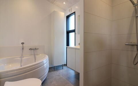 Heilo - 300M from the Sea: Hout, Dak, Architectuur, Huis, Huis, Verblijf, Siding, Hardwood, Helling, Landgoed