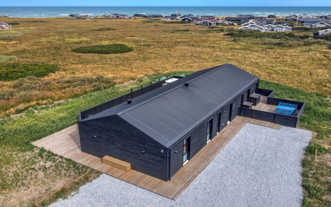 Heilo - 300M from the Sea: Hout, Dak, Architectuur, Huis, Huis, Verblijf, Siding, Hardwood, Helling, Landgoed