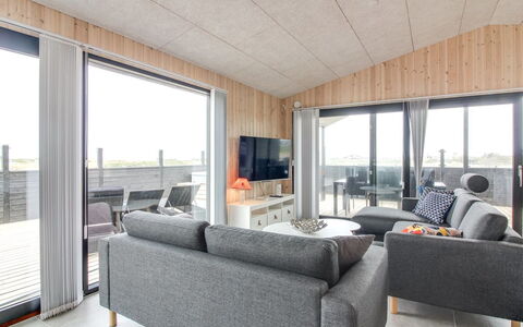 Heilo - 300M from the Sea: Hout, Dak, Architectuur, Huis, Huis, Verblijf, Siding, Hardwood, Helling, Landgoed