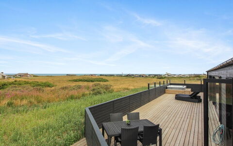 Heilo - 300M from the Sea: Hout, Dak, Architectuur, Huis, Huis, Verblijf, Siding, Hardwood, Helling, Landgoed