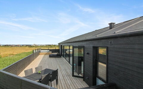 Heilo - 300M from the Sea: Hout, Dak, Architectuur, Huis, Huis, Verblijf, Siding, Hardwood, Helling, Landgoed
