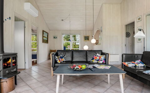 Hauke - 478M from the Sea: Meubilair, Flooring, Interieur Ontwerp, Hout, Verdieping, Bankstel, Woonkamer, Plafond, Kamer, Tafel