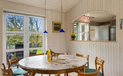 Hauke - 478M from the Sea: Meubilair, Interieur Ontwerp, Flooring, Verdieping, Hout, Plafond, Eetkamer, Lichte Inrichting, Stoel, Tafel
