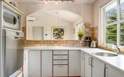 Hauke - 478M from the Sea: Interieur Ontwerp, Flooring, Keuken, Countertop, Hout, Plafond, Verdieping, Toestel Van De Keuken, Cabinetry, Verlichting