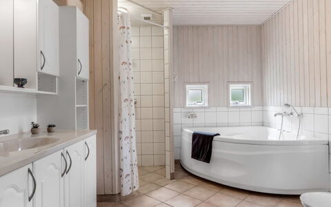 Hauke - 478M from the Sea: Flooring, Loodgieterswerkinrichting, Interieur Ontwerp, Verdieping, Badkamer, Wastafel, Kraan, Plafond, Bad, Loodgieter