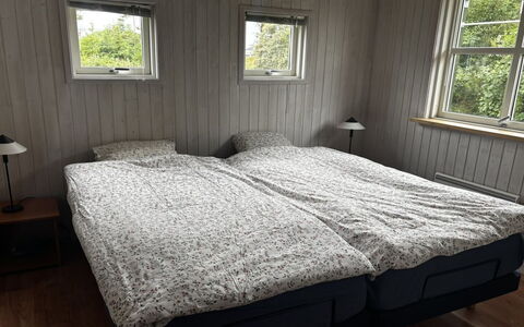 Hauke - 478M from the Sea: Slaapkamer, Bed, Laken, Bedding, Bed Frame, Linens, Hoofdkussen, Kussen Gooien, Hardwood, Lamp