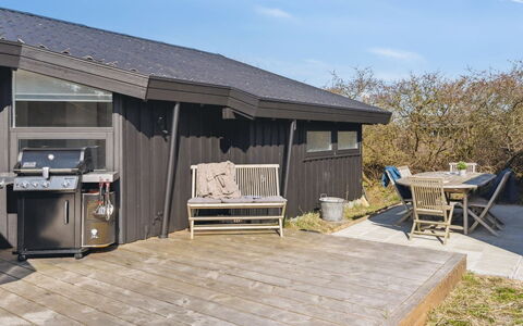 Amalie - 650M from the Sea: Meubilair, Interieur Ontwerp, Flooring, Hout, Verdieping, Plafond, Houten Vloer, Stoel, Tafel, Verlichting