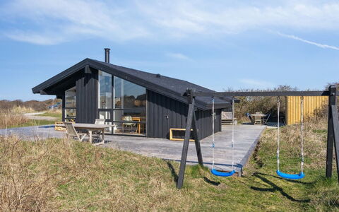 Amalie - 650M from the Sea: Meubilair, Interieur Ontwerp, Flooring, Hout, Verdieping, Plafond, Houten Vloer, Stoel, Tafel, Verlichting