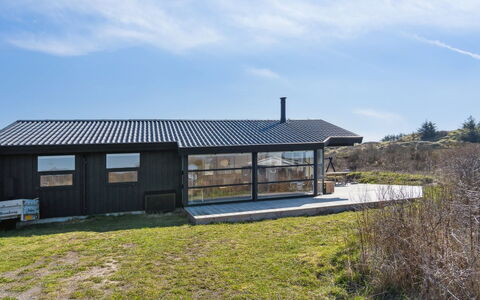 Amalie - 650M from the Sea: Meubilair, Interieur Ontwerp, Flooring, Hout, Verdieping, Plafond, Houten Vloer, Stoel, Tafel, Verlichting